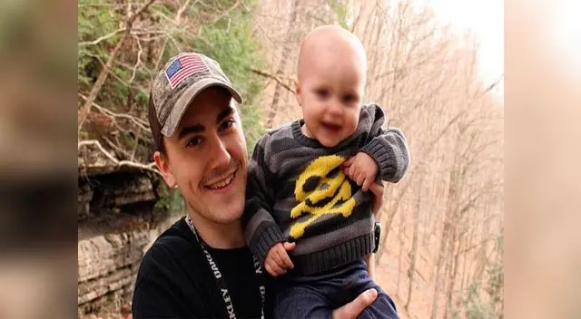 Parricida al lado de su niña. Salvaje acabó con su vida