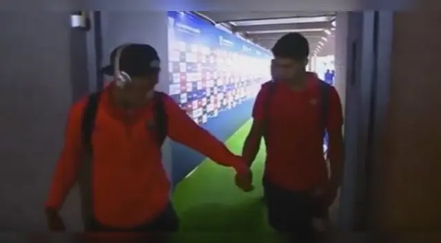 Neymar le entrega un chicle masticado a Suárez