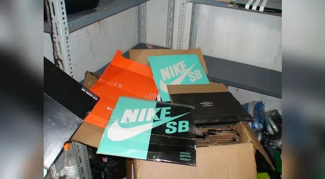 Comerciantes entregaban zapatillas en supuestas "cajas originales" Comerciantes entregaban zapatillas en supuestas "cajas originales"