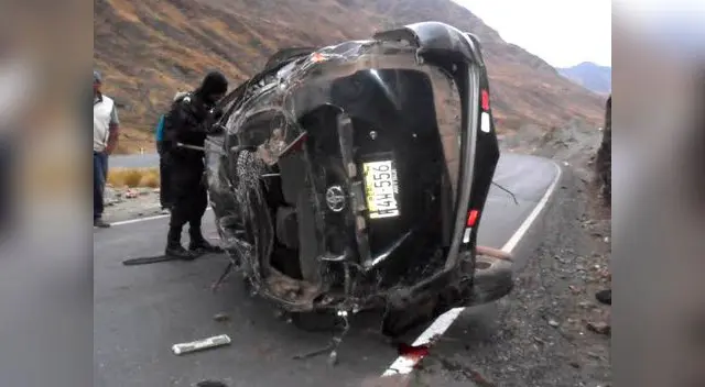 Así quedó el vehículo al caer al barranco