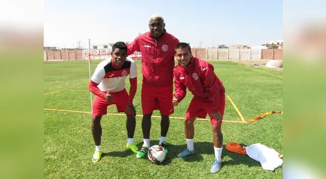 El Panameño Tejada flaqueado por sus compañeros Buitrago y Cedrón. FOTO: Página oficial Juan Aurich