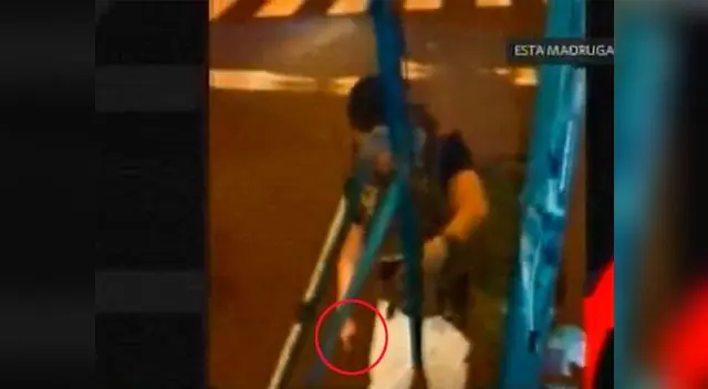 Policía amenaza con arma a pasajeros de bus en La Victoria. Policía amenaza con arma a pasajeros de bus en La Victoria.