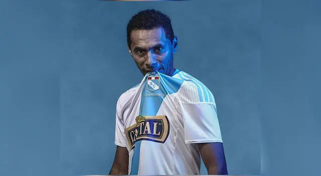 Lobatón luce orgulloso la nueva camiseta celeste