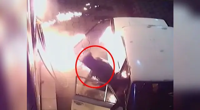 Los muchachos salieron disparados del vehículo debido a que el fuego se propagó rápidamente Los muchachos salieron disparados del vehículo debido a que el fuego se propagó rápidamente