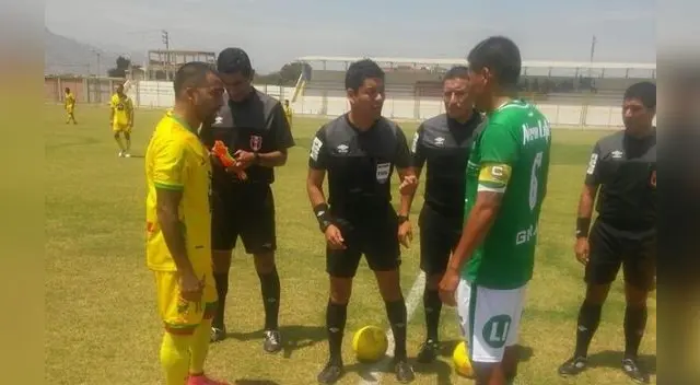 El juez del partido Joel Alarcón junto a los capitanes de Los Caimanes y Loreto