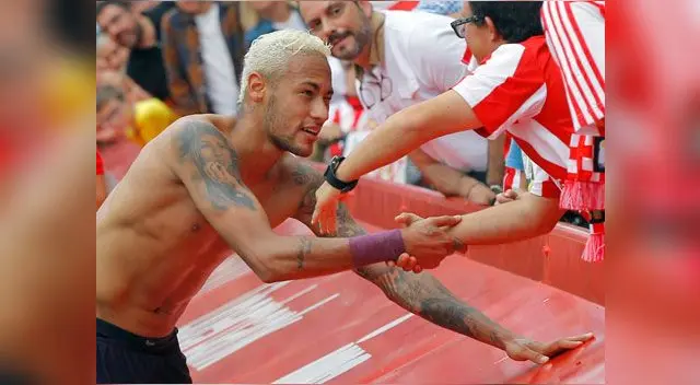 Neymar hizo un buen partido, con dos goles incluidos, y al final se acercó a la tribuna y le obsequió su camiseta a un chico en silla de ruedas Neymar hizo un buen partido, con dos goles incluidos, y al final se acercó a la tribuna y le obsequió su camiseta a un chico en silla de ruedas