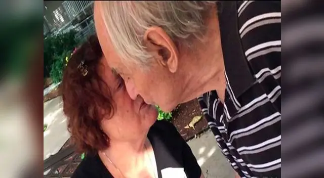Beso esperado entre ancianos Beso esperado entre ancianos