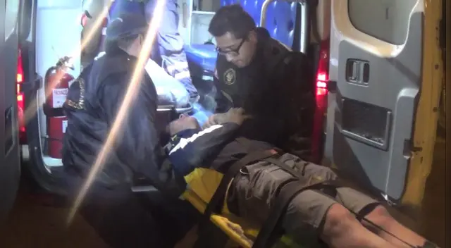 Flores Paccori fue llevado en ambulancia al hospital. 