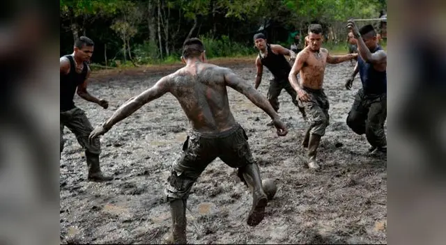 Guerrilleros disputándose el balón