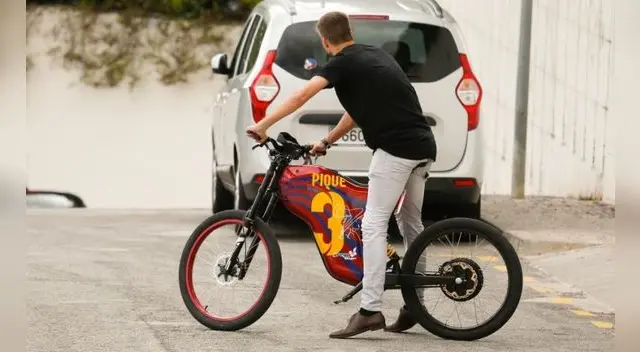 Piqué montado en su linda bicicleta
