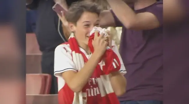 Este pequeño hincha se volvió loco Este pequeño hincha se volvió loco