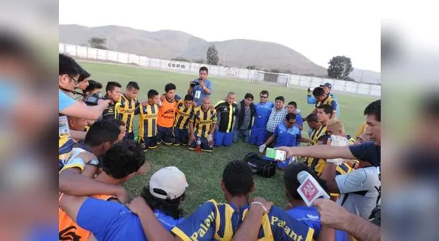 Los jugadores de Sport Rosario rezan y agradecen a Dios por la victoria