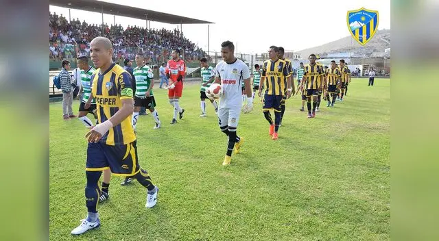 Saliendo Reyes junto a sus compañeros al gramado del Valeriano López de Casma FOTO: Facebook Sport Rosario Saliendo Reyes junto a sus compañeros al gramado del Valeriano López de Casma FOTO: Facebook Sport Rosario