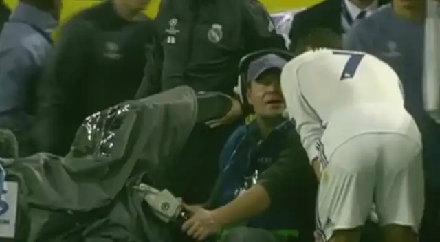 Cristiano consulta con el camarógrafo Cristiano consulta con el camarógrafo