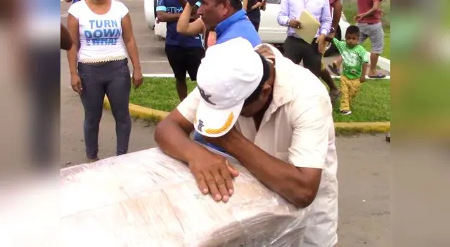 Un familiar llora sobre el ataud