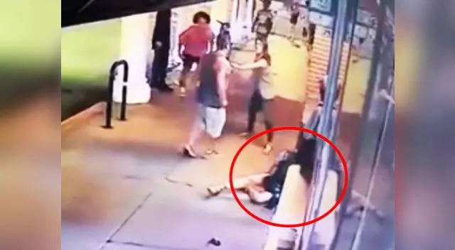 La mujer estaba en el suelo mientras las personas la auxiliaba 