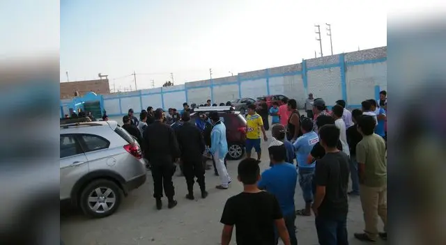 En las afueras del Sesquicentenario la hinchada hace sentir su protesta En las afueras del Sesquicentenario la hinchada hace sentir su protesta