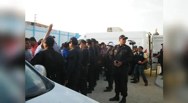 La Policia controla a la enfurecida hinchada La Policia controla a la enfurecida hinchada