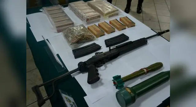 Estas armas de guerra eran transportadas en un taxi 