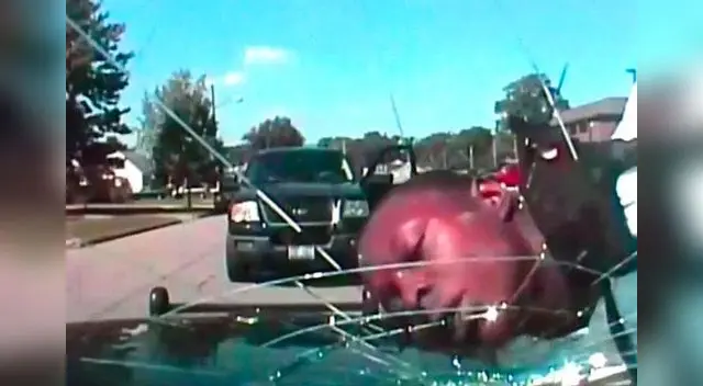 Policía rompe un parabrisas con el rostro de un afroamericano Policía rompe un parabrisas con el rostro de un afroamericano