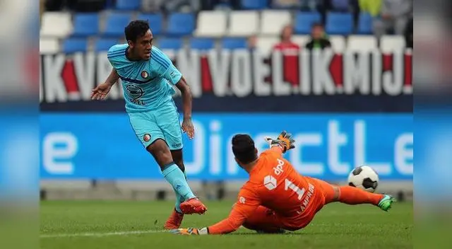 Tapia ya disparo y vence la resistencia del portero griego Kostas Lamprou Tapia ya disparo y vence la resistencia del portero griego Kostas Lamprou