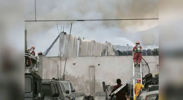 Incendio consume almacén de pañales en San Luis