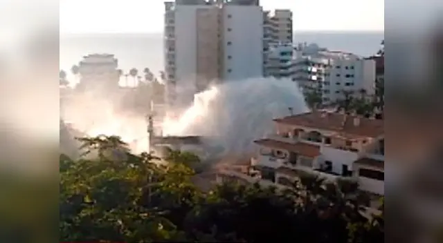 Borbotones de agua llegaron a los 5 pisos