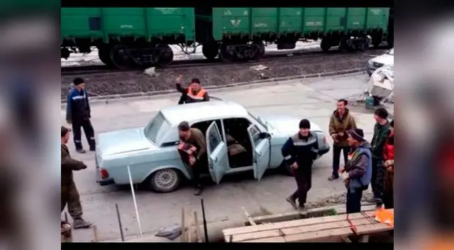 17 personas fueron transportadas en un viejo auto