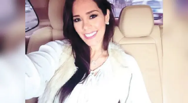 Conductora ya no puede esconder su pancita