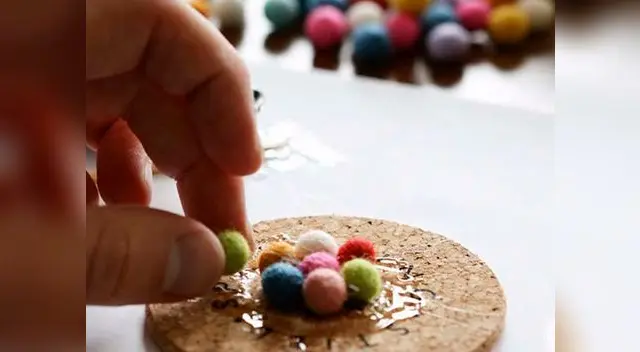 Uno a uno colocar las bolitas en forma circular sin repetir el mismo color. 