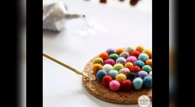 Rellena todo el posavaso con las bolitas de fieltro.