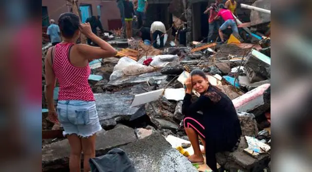 Más víctimas. Ayuda está llegando con servicios de auxilio para buscar víctimas enterradas debajo de los escombros.