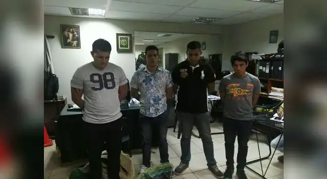 Sujetos permanecen detenidos en sede de la Dirincri. Sujetos permanecen detenidos en sede de la Dirincri.