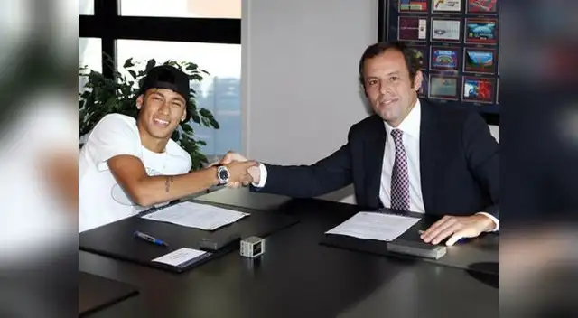 El momento de la firma de contrato de Ney y Rossel presidente del Barcelona
