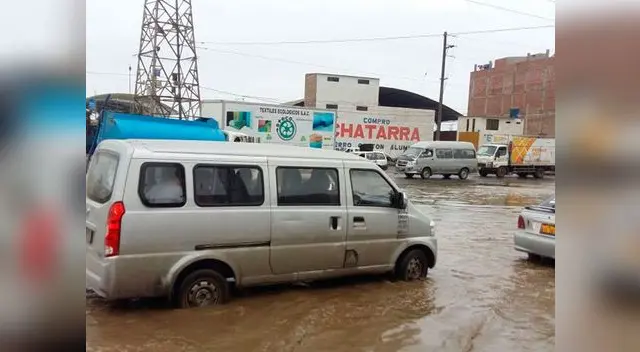 Vecinos de nuevo Lurín amanecieron en medio de un gigantesco aniego.