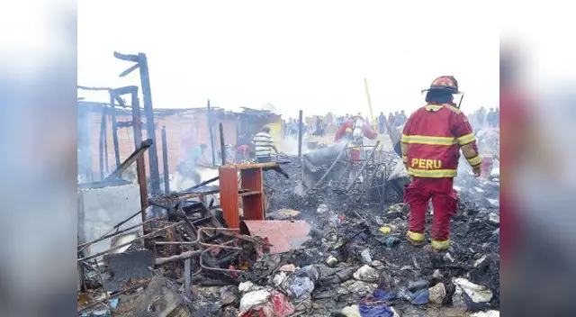 Un bombero camina entre los escombros que dejó el incendio