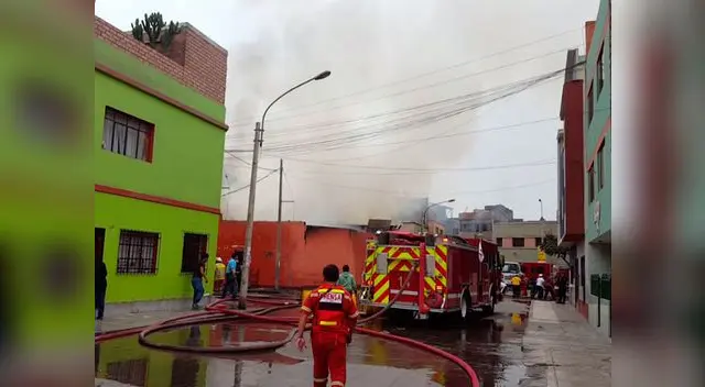 Incendio en ferretería deja dos bomberos heridos en Breña Incendio en ferretería deja dos bomberos heridos en Breña