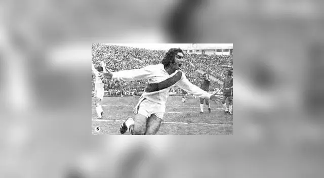 Oblitas celebra su golazo de 'chalaca' a Chile Oblitas celebra su golazo de 'chalaca' a Chile