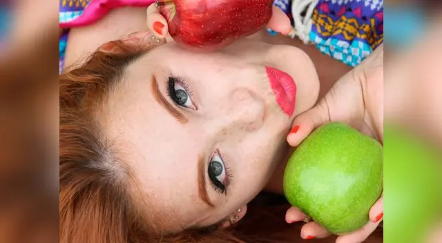 Tritura un poco de manzana y deja la mezcla en la zona de las ojeras por 15 minutos Tritura un poco de manzana y deja la mezcla en la zona de las ojeras por 15 minutos