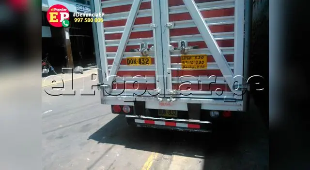 Usuarios del whatsApp reportan vehículos estacionados en zona prohibida Usuarios del whatsApp reportan vehículos estacionados en zona prohibida