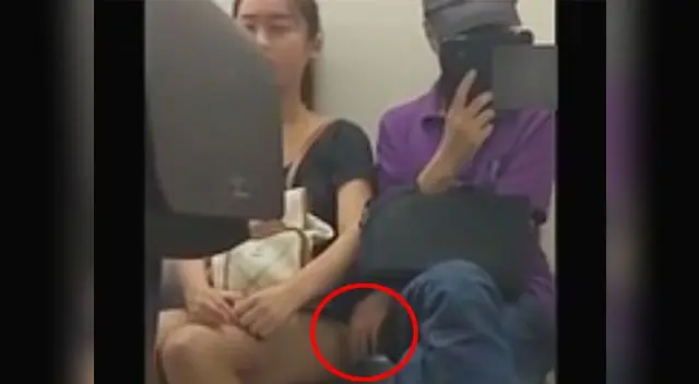 El sujeto simulaba que leía mientras tocaba a la muchacha El sujeto simulaba que leía mientras tocaba a la muchacha