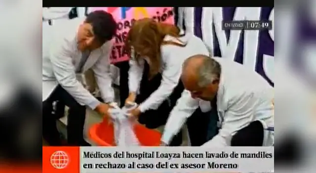  Médicos del Hospital Loayza realizan lavado de mandiles por crisis en salud
