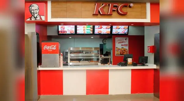  Un niño encuentra gusanos en su pedido de pollo frito