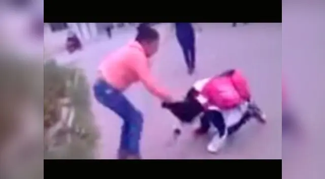 Difunden en facebook video donde señora golpea a escolar 