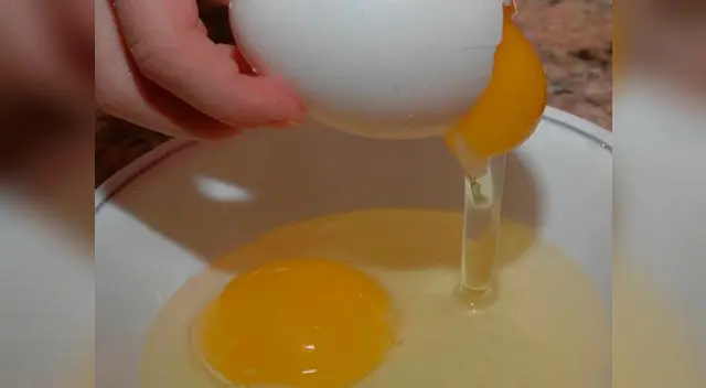 Verter su contenido sobre un plato desde poca altura.