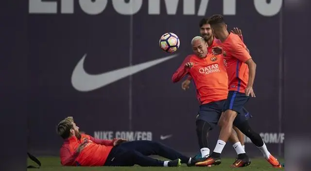 Messi en el suelo, Neymar no pueden controlar. Tampoco Suárez.