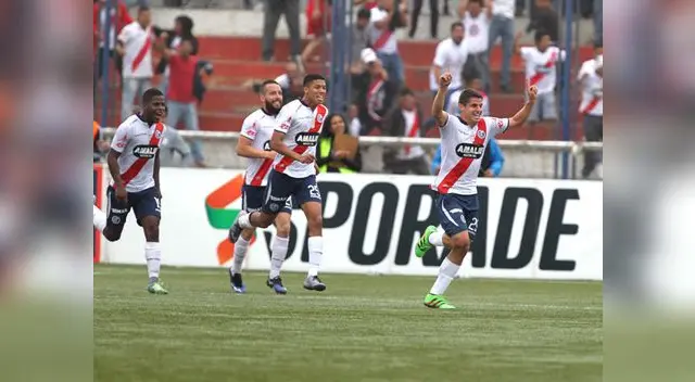 El momento exacto cuando el defensa edil conecta de cabeza y anota El momento exacto cuando el defensa edil conecta de cabeza y anota