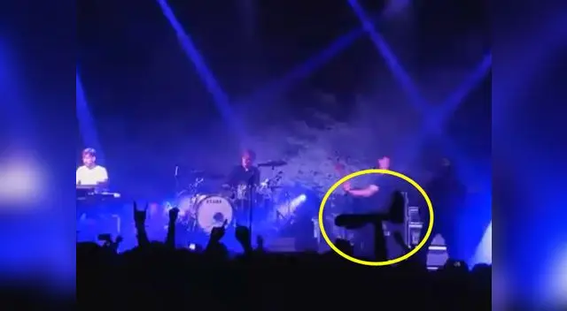 joven fanático no pudo evitar la emoción joven fanático no pudo evitar la emoción