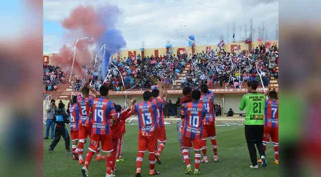 Los jugadores del Racing de Huamachuco saludan a su hinchada