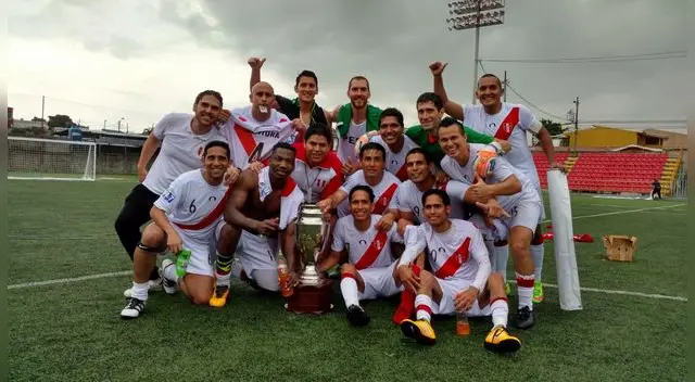 Perú celebró con la Copa en la cancha